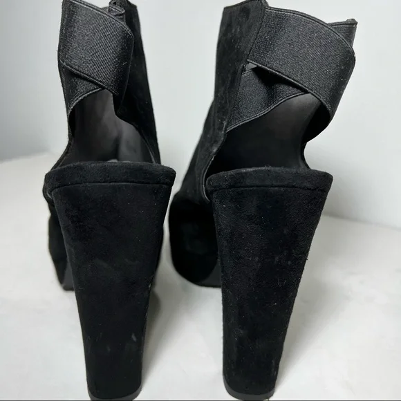 Stuart Weitzman - Picture 10 of 16